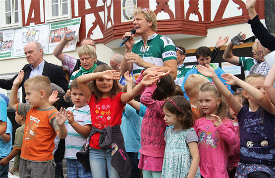 Chris Bennett hat eigens für die TOUR der Hoffnung das Lied "Für alle Kinder dieser Welt" geschrieben.