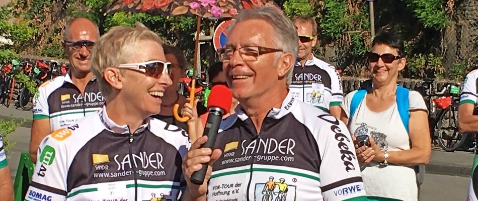 Seit 1996 organisiert Jürgen Grünwald die Vor-Tour der Hoffnung. Waren es anfangs 2300 Euro, die er zugunsten krebskranker Kinder gesammelt hat, waren es 2017 fast 600 000 Euro. Und in diesem Jahr wird es noch mehr. Viele Prominente, wie die neunmalige Biathlon-Weltmeisterin Petra Behle, helfen mit. FOTO: Mario Hübner