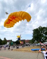 Spektakulärer Fallschirmabsprung von Eberhard Ginger für die VOR-TOUR der Hoffnung