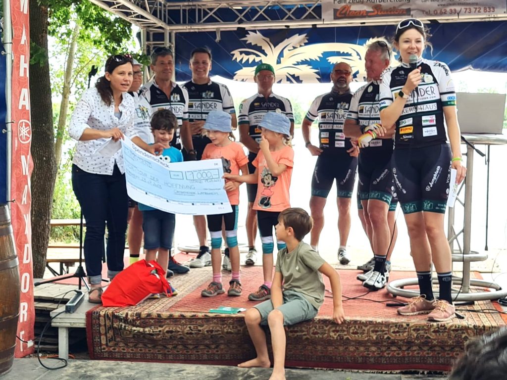 Spendenübergabe in Lambsheim an die VOR-TOUR der Hoffnung