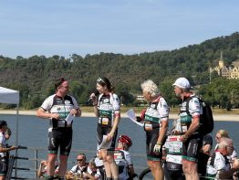 Beim Stopp der VOR-TOUR übergab Bürgermeister und Mitradler Marcel Caspers auch eine Spende der Stadt an die VOR-TOUR