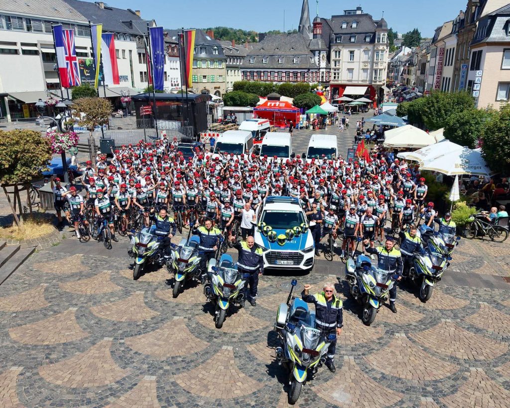 Die Teilnehmerinnen und Teilnehmer der VOR-TOUR der Hoffnung erleben auf der zweiten Etappe erneut große Unterstützung